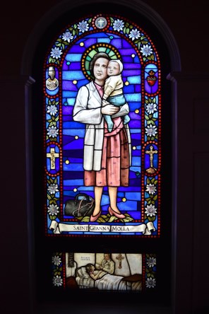 성녀 잔나 베레타 몰라_photo by Fr Gaurav Shroff_in the Chapel of Pope St John Paul II in Mundelein_Illinois.jpg